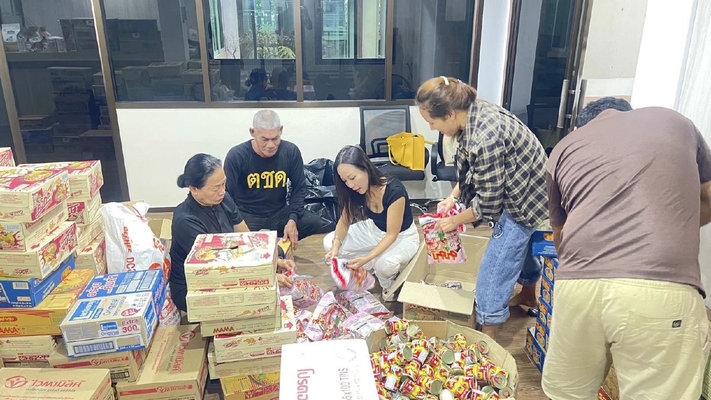 "ตชด.ภาค 4" ลงพื้นที่หาดใหญ่ มอบอาหาร–น้ำดื่มผู้ติดค้างพื้นที่น้ำท่วมหนัก