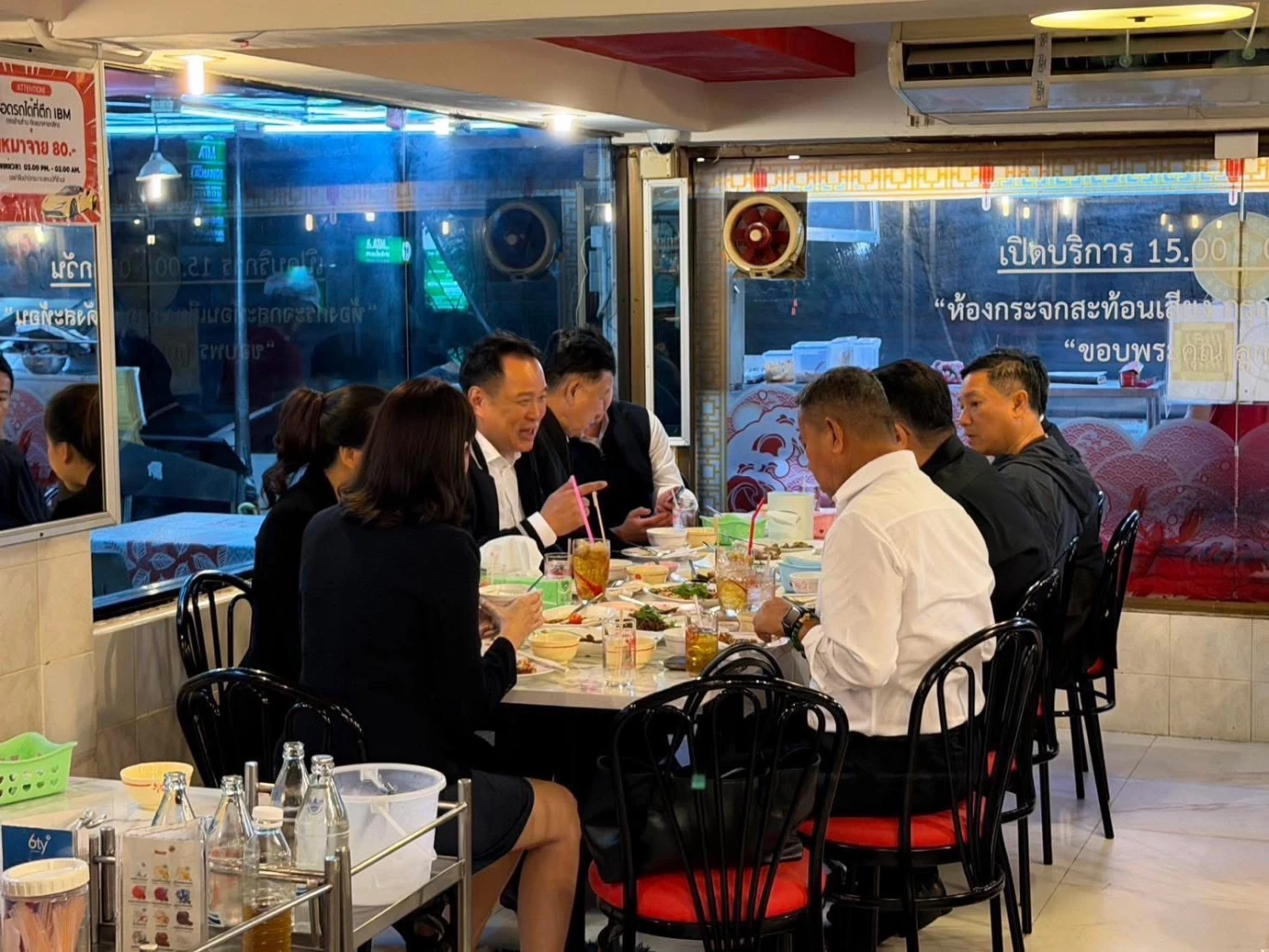 "นายกฯ" พร้อมทีม "โซ้ยข้าวต้ม" ก่อนกลับบ้าน บอก "คิดถึงจับฉ่ายและยำปลาเค็ม"