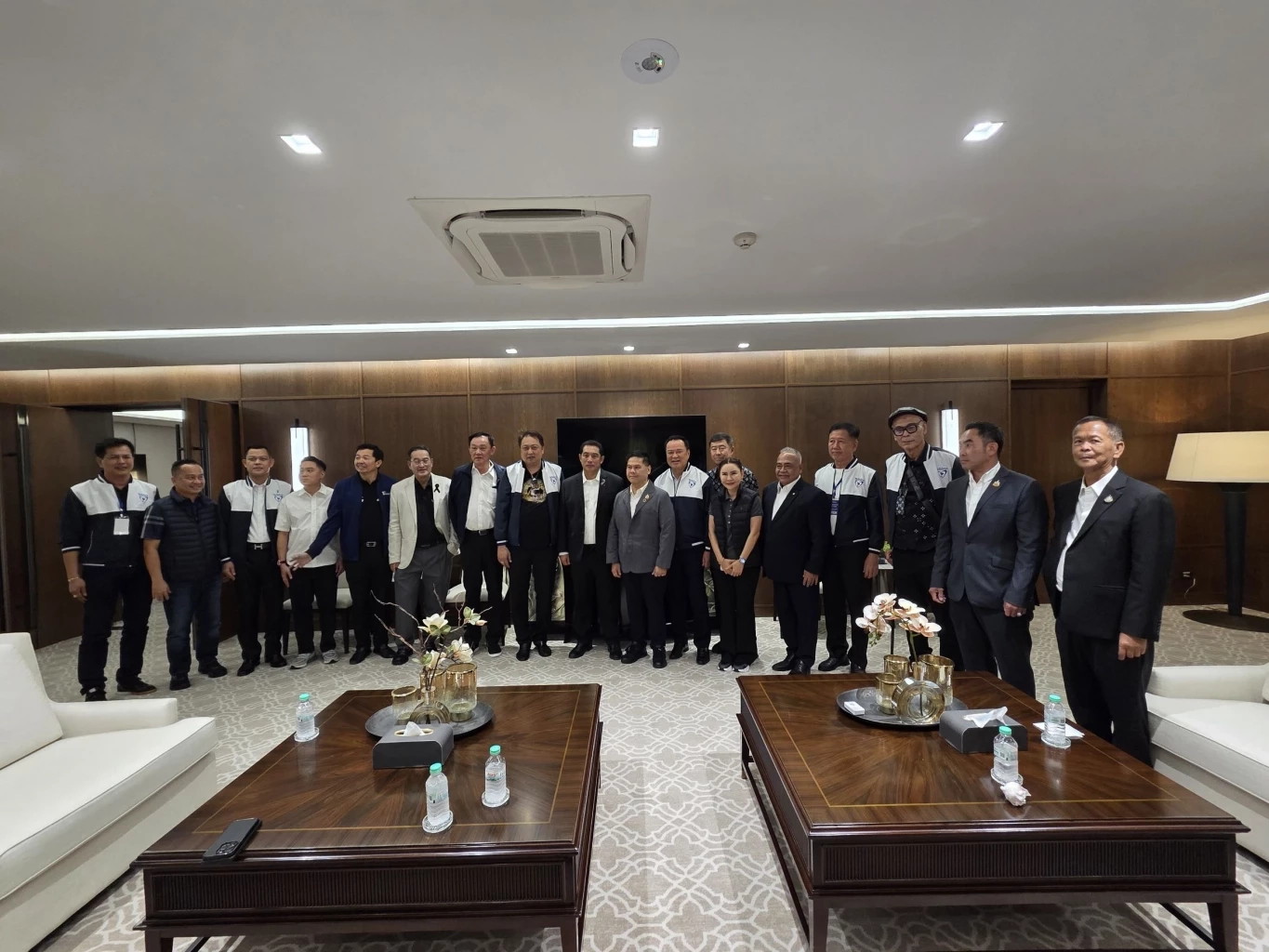 "วราวุธ" นำทีม พรรคชาติไทยพัฒนา มาตามนัด ร่วมงานค่ายน้ำเงิน