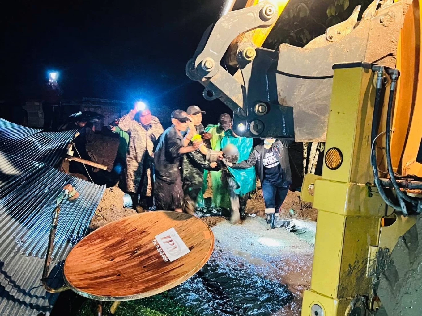 ระทึกกลางดึก! ผู้พัน ร.152 พัน 1 แบกร่างผู้เสียชีวิตฝ่าดินโคลนออกจากบ้านถล่ม ยะลา