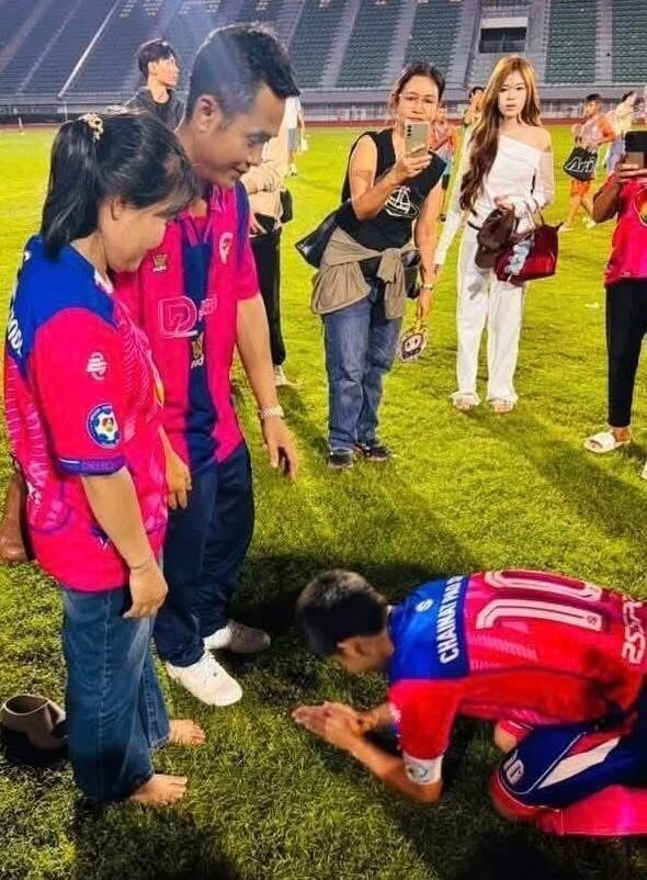 พายัก สีพะนม ก้มกราบพ่อแม่ ชาวเมืองเซบั้งไฟ แขวงคำม่วน