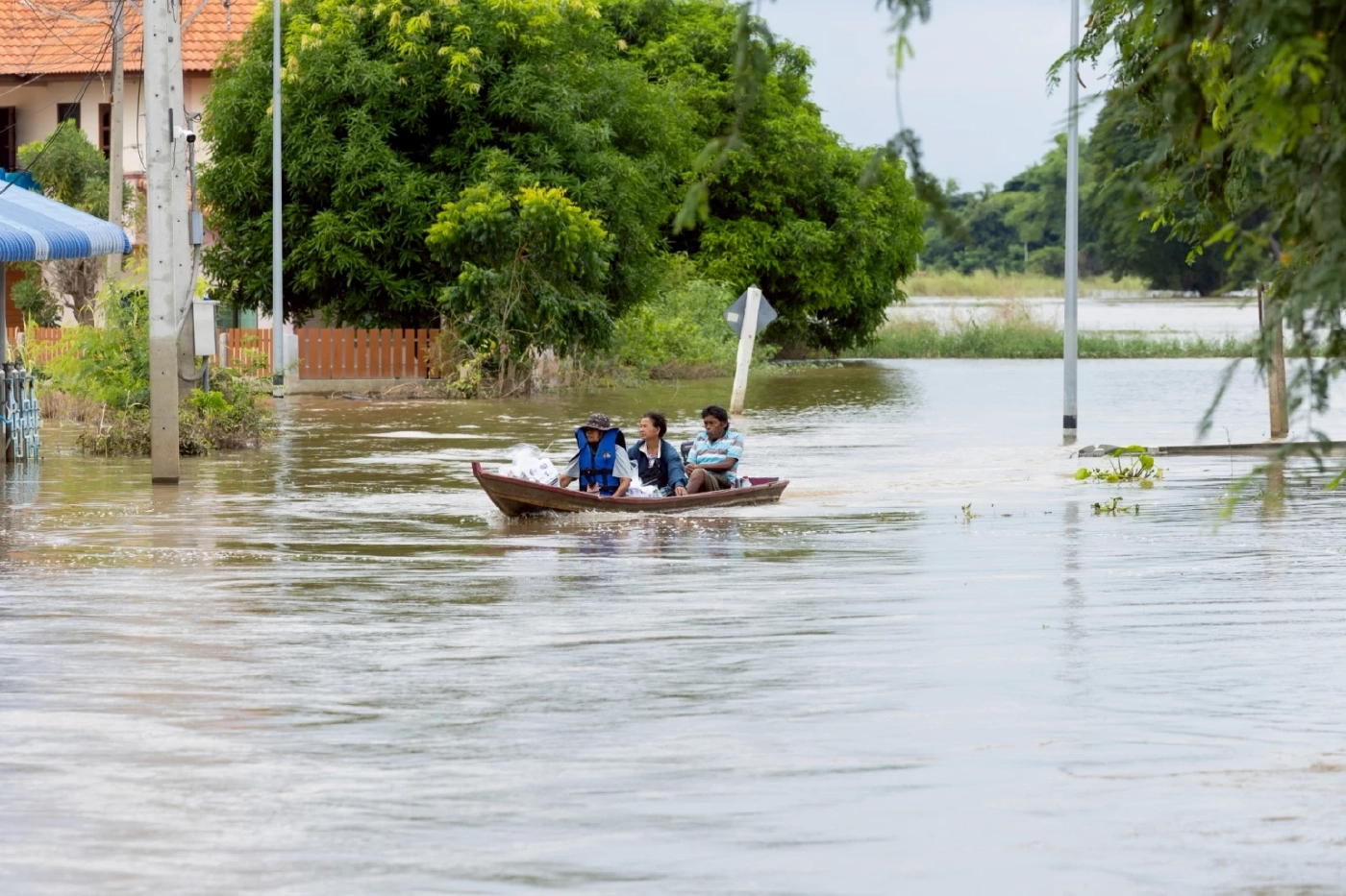 บีทีเอสร่วมพันธมิตร มอบถุงยังชีพ 2,000 ชุด ช่วยผู้ประสบอุทกภัยสิงห์บุรี