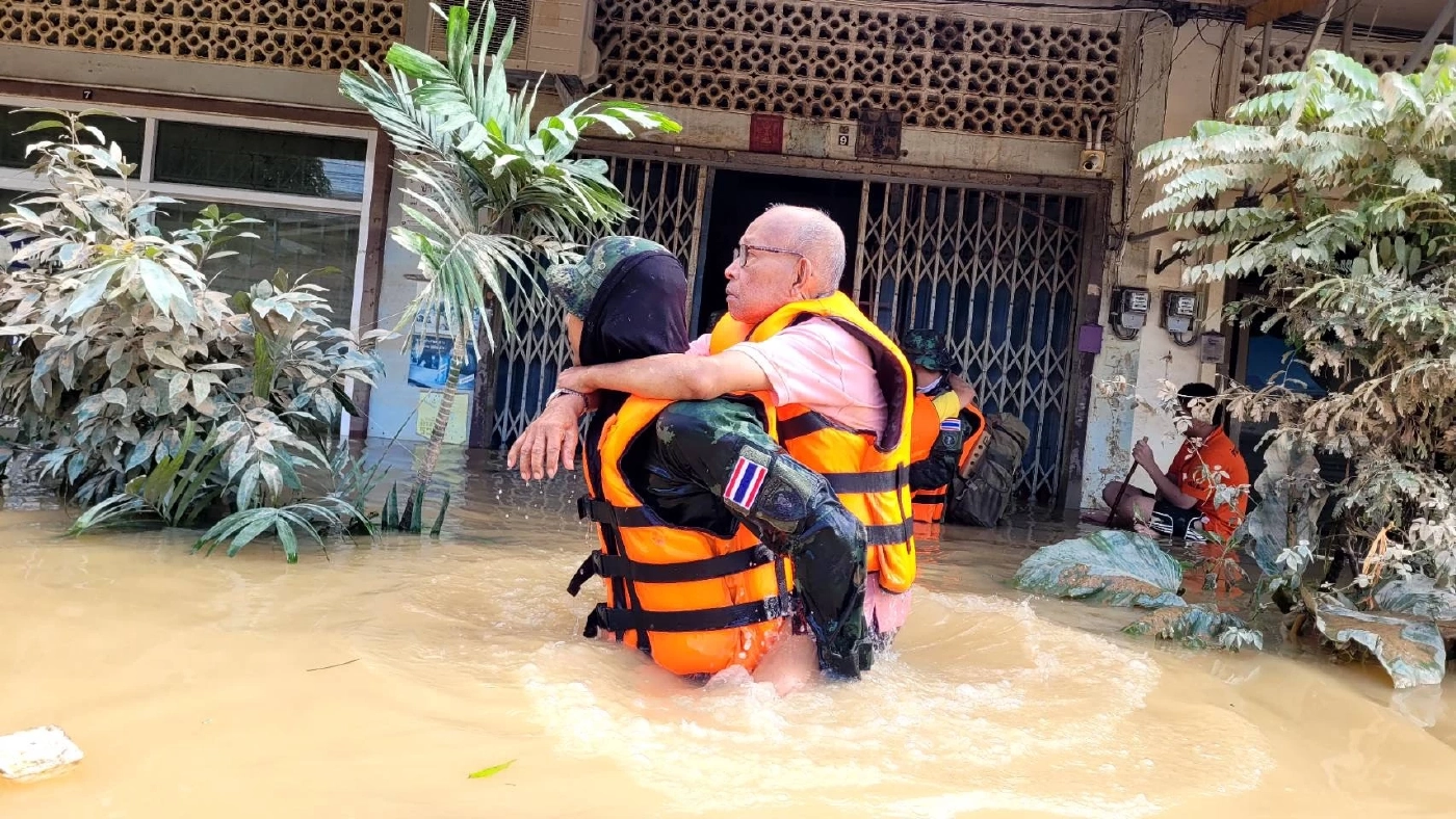 “รบพิเศษ ทบ.” ลงพื้นที่เขต 8 หาดใหญ่ เร่งช่วย ปชช.ที่ติดค้าง