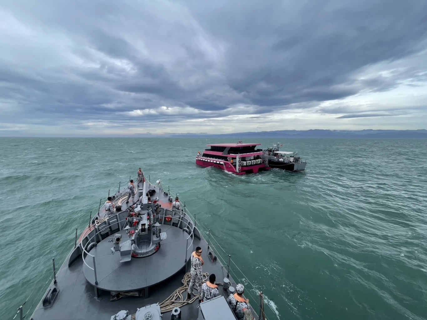 ระทึก! เรือโดยสาร กลับจาก "เกาะกูด" ท้องเรือแตกหวิดจม ศรชล. ช่วย 97 ชีวิตปลอดภัย