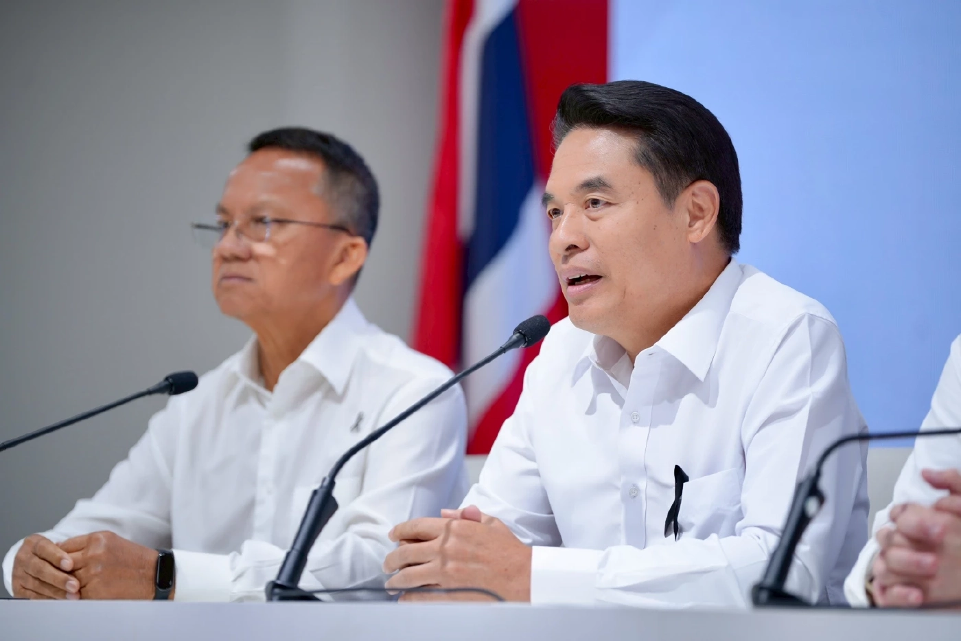 นายวราเทพ รัตนากร