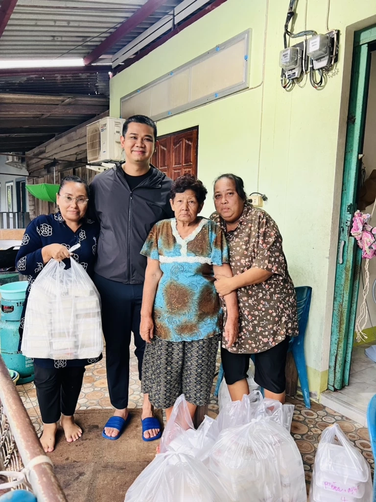 “ชัยชนะ-ทรงศักดิ์-พิทักษ์เดช-กนกพร” เปิดครัวช่วยน้ำท่วมเมืองคอน