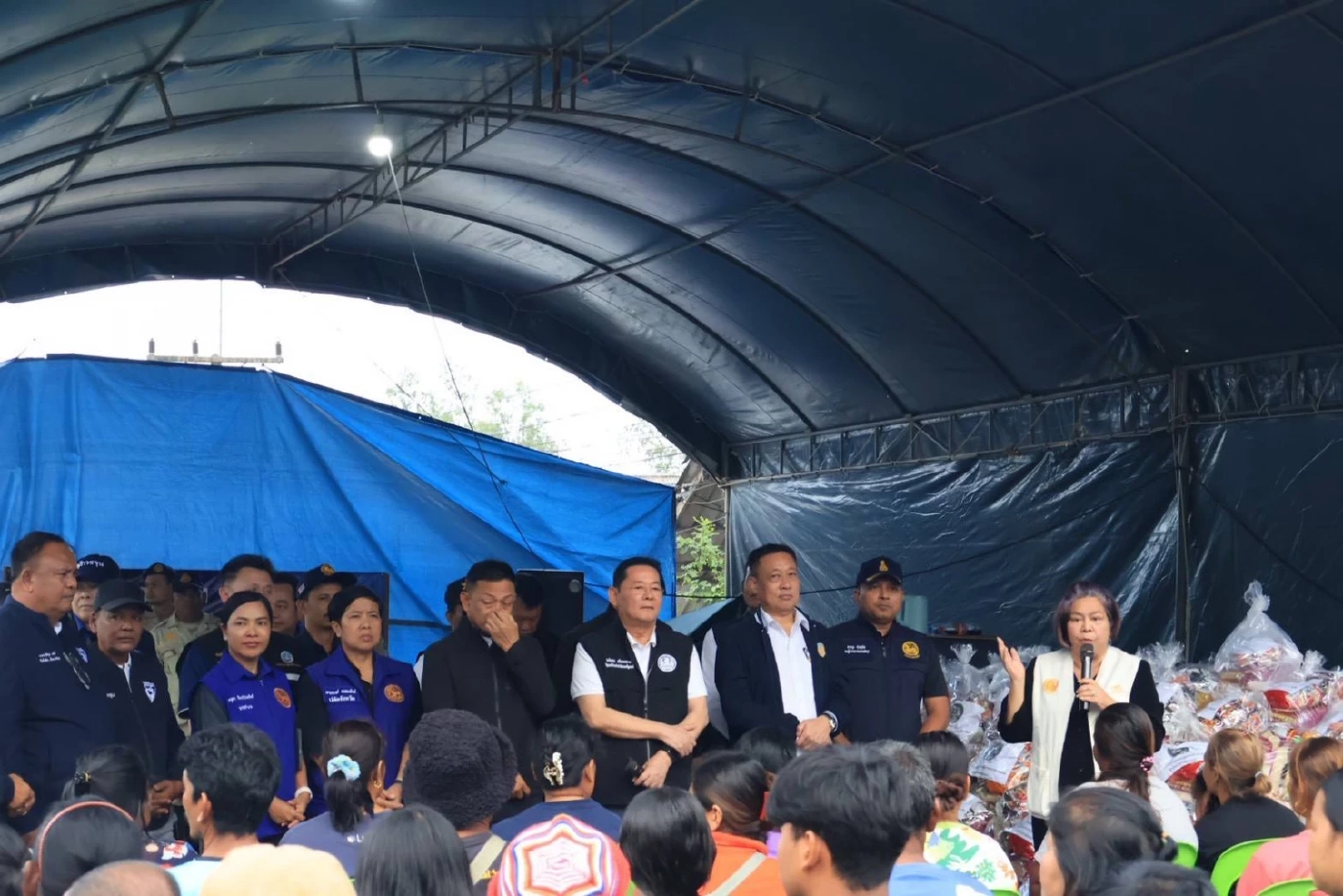 “ดร.นาที-นภินทร” พร้อมคณะ ช่วยฟื้นฟูผู้ประสบภัยน้ำท่วมพัทลุง