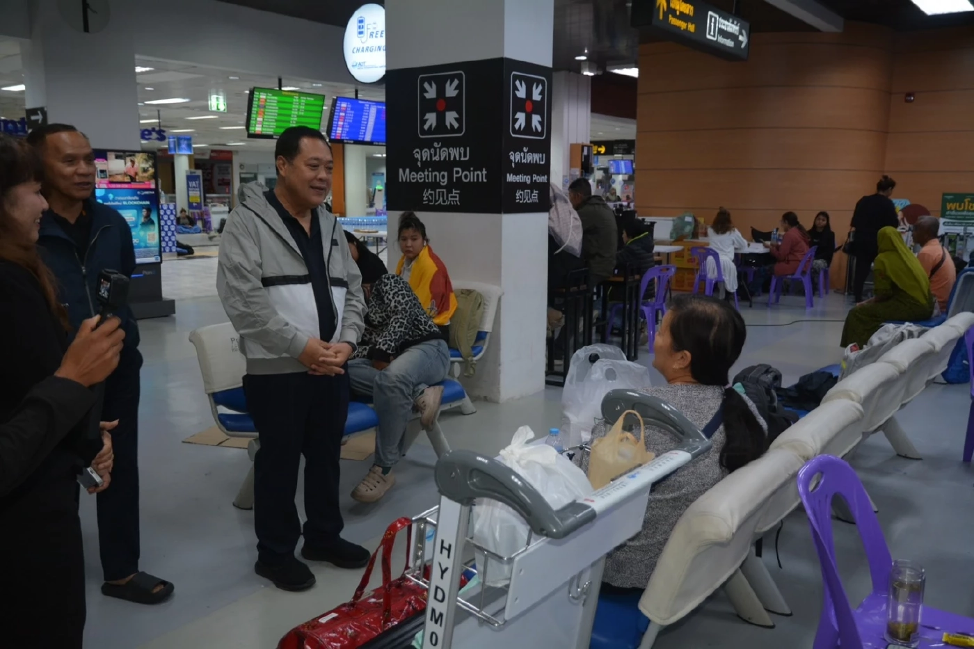 “ทวี-ธีรรัตน์” ช่วยชาวหาดใหญ่ นำวัตถุดิบ 5 ตัน หนุนครัวกลาง