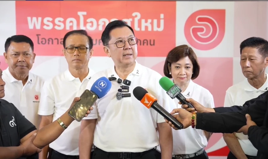 จตุพร บุรุษพัฒน์   อดีตรมว.พาณิชย์ และอดีตปลัดกระทรวงทรัพยากรฯ หัวหน้าพรรคโอกาสใหม่ 