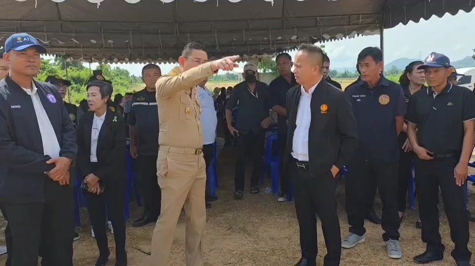 สส.เพชรบุรี ปะทะคารมเดือดกับ นอภ.เขาย้อย ปมชาวบ้านร้องคัดค้านตั้งโรงงาน (ชมคลิป)