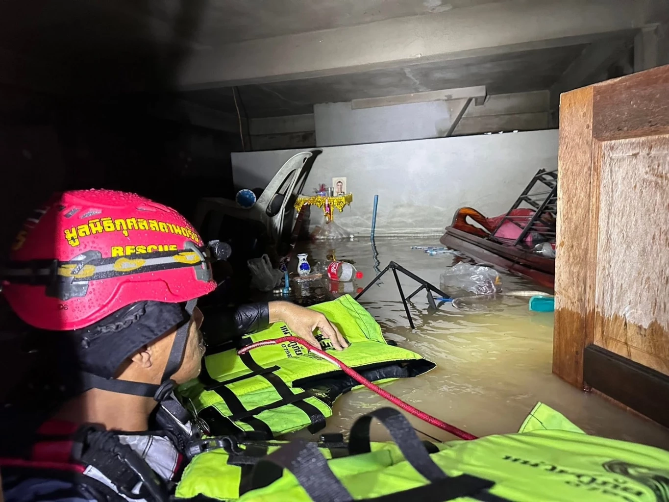 นาทีกู้ภัยช่วย 4 ชีวิตติดบ้านน้ำท่วม "ย่านตาขาว" หญิงใจเด็ดไม่ยอมอพยพ ขออยู่ดูแลสุนัข 36 ตัว