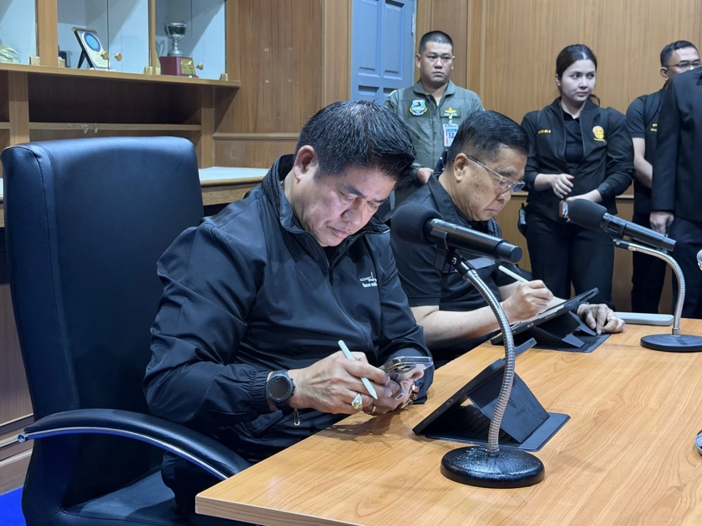 "ธรรมนัส" นั่งบัญชาการแก้น้ำท่วมใต้ เร่งอพยพคนในพื้นที่กระแสน้ำแรง คาดใน 3 วัน สถานการณ์คลี่คลาย