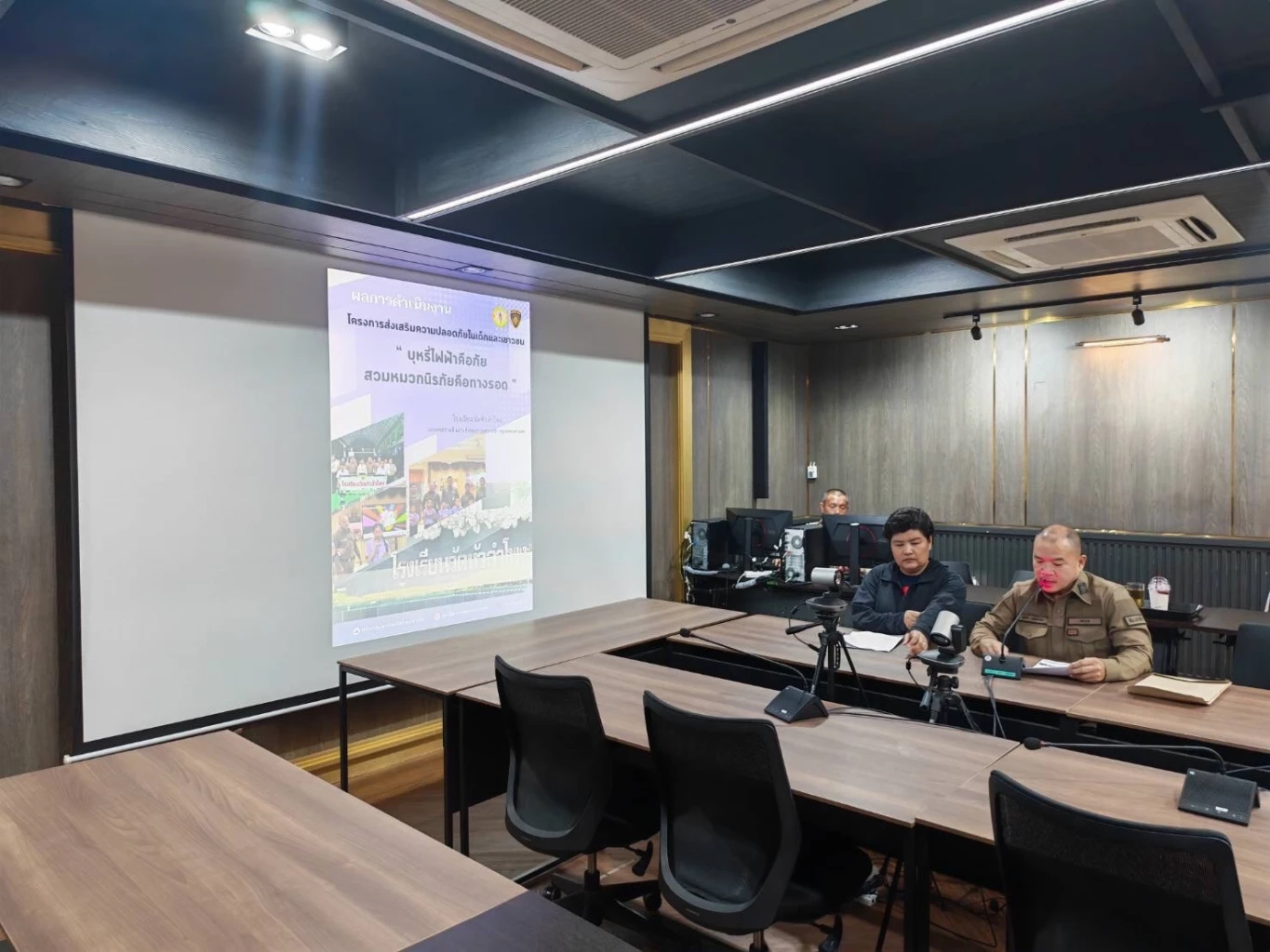 "รองจ๋อ" คัดเลือกโรงเรียนดีเด่น  "บุหรี่ไฟฟ้าคือภัย สวมหมวกนิรภัยคือทางรอด"