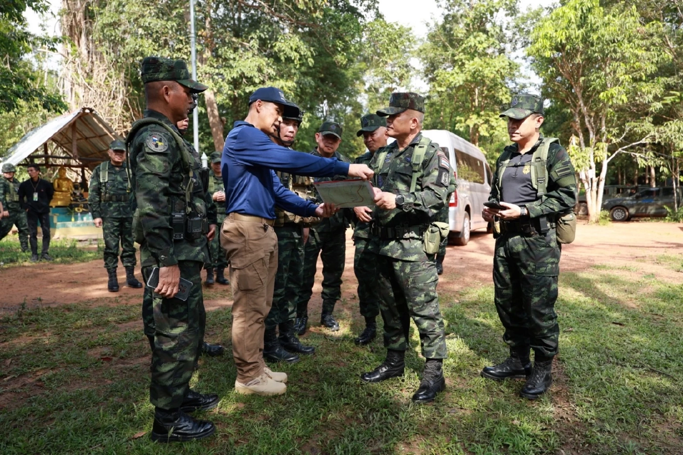 "แม่ทัพภาค 2" ลงพื้นที่ "ช่องเหว" ติดตามการเก็บกู้ทุ่นระเบิด สร้างพื้นที่ปลอดภัย