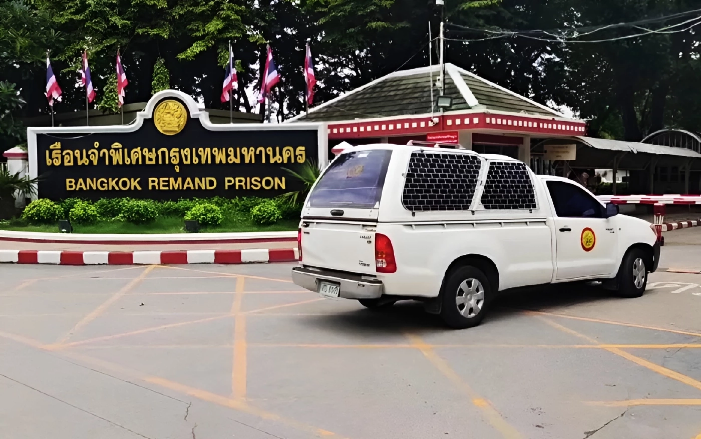 แฉนาทีบุก! ผงะเจอ "ผบ.คุก" คาของกลาง - นางแบบจีนร่ำไห้