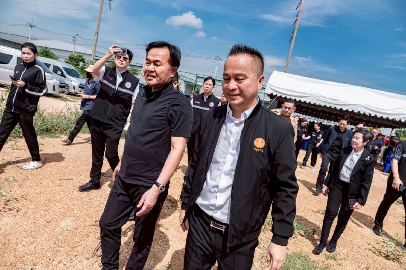 รมช.อุตฯ ลงพื้นที่เขาย้อยฟังชาวบ้านค้านโรงงานน้ำมันยางเก่า