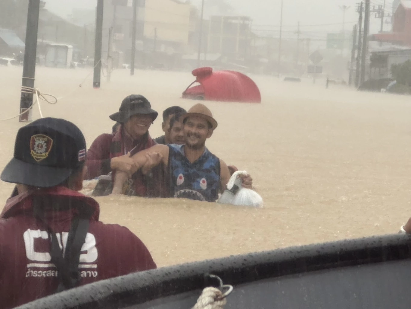 “อรรถพล” ย้ำ! น้ำท่วมสงขลา น้ำมัน-ไฟฟ้า เพียงพอสำหรับช่วยเหลือ ปชช.