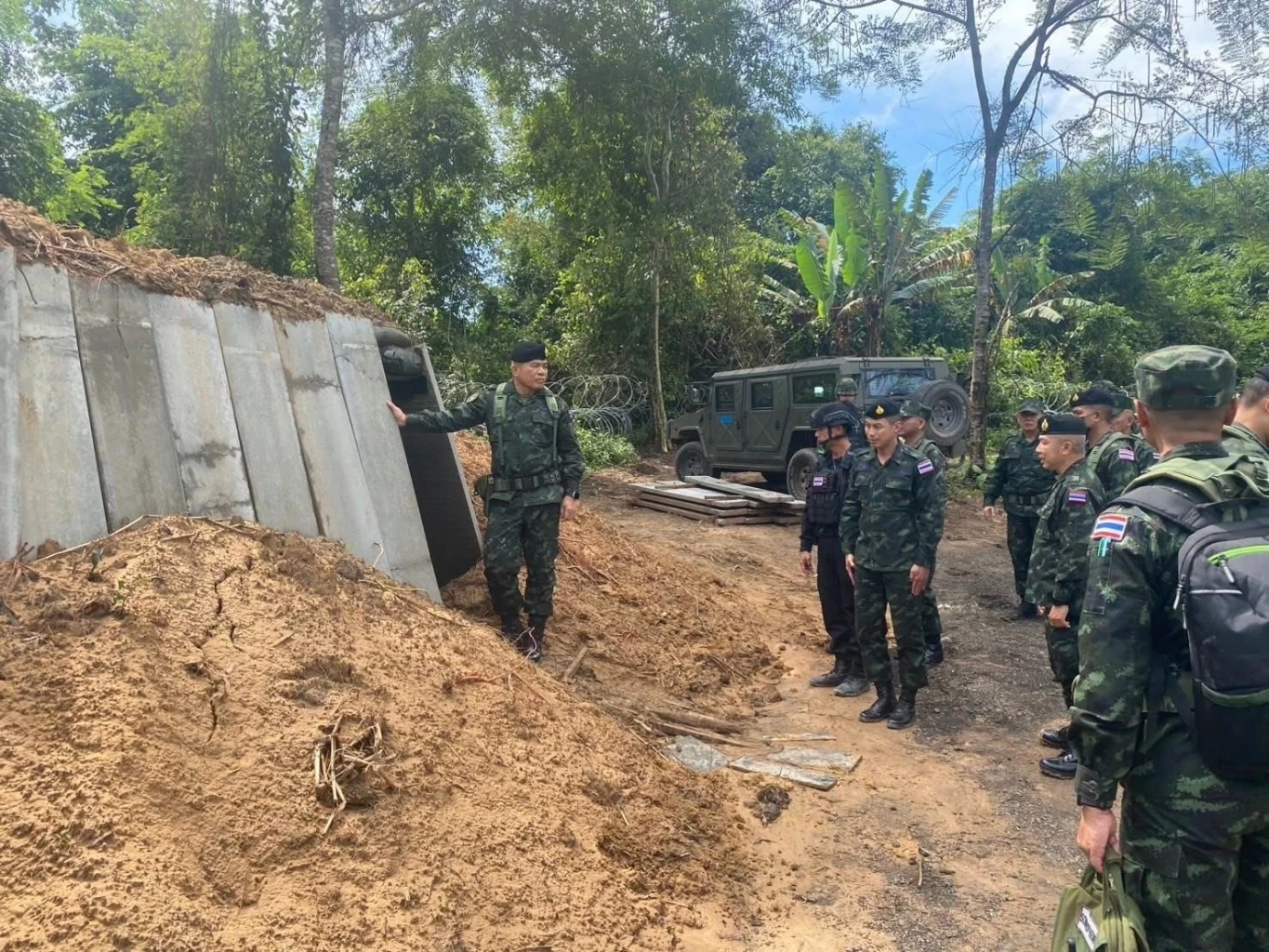 แม่ทัพ 2 เร่งสร้างหลุมหลบภัย-บังเกอร์ ปกป้องทหาร-ชาวบ้าน