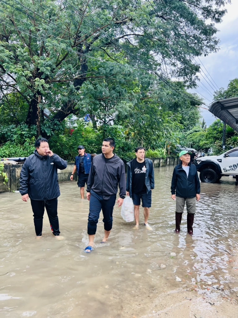 “ชัยชนะ-ทรงศักดิ์-พิทักษ์เดช-กนกพร” เปิดครัวช่วยน้ำท่วมเมืองคอน