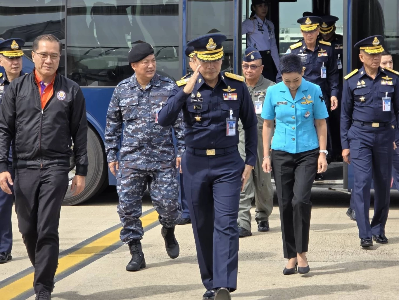 ผบ.ทอ. รับมอบ "อาหาร-สิ่งของอุปโภคบริโภค" จาก "มูลนิธิอาสาเพื่อนพึ่ง (ภาฯ) ยามยาก"