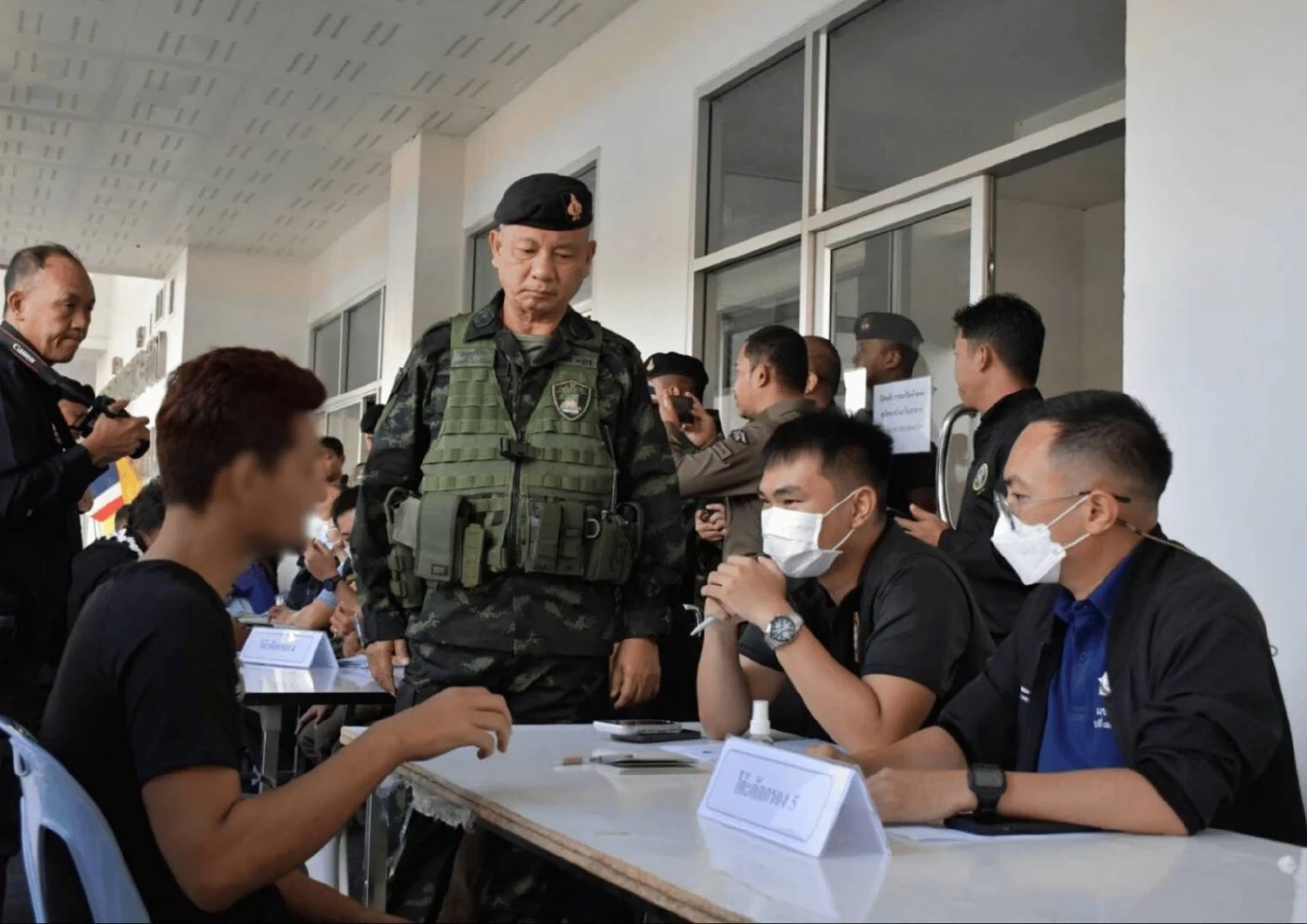 ทบ.เฝ้าระวังชายแดนแม่สอด ทหารเมียนมาเข้าคุม "KK-Park"  แรงงานข้ามหนีเข้าไทยแล้วกว่า 1,500 คน