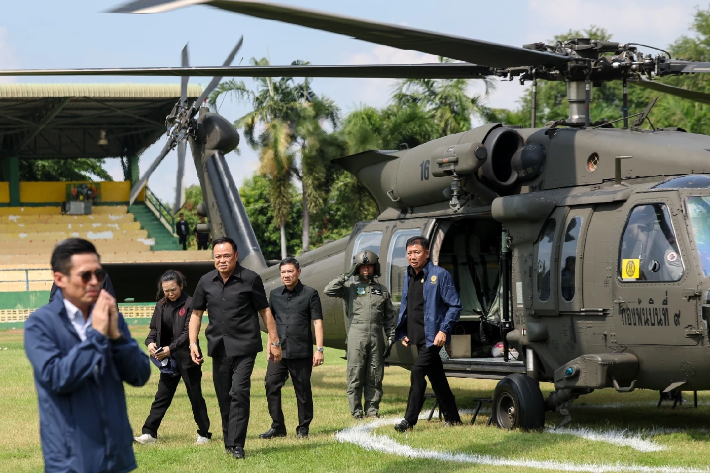 นายกฯ เยี่ยมชาวอ่างทองน้ำท่วม ขอชาวบ้านด่าระบายทุกข์ได้เลย