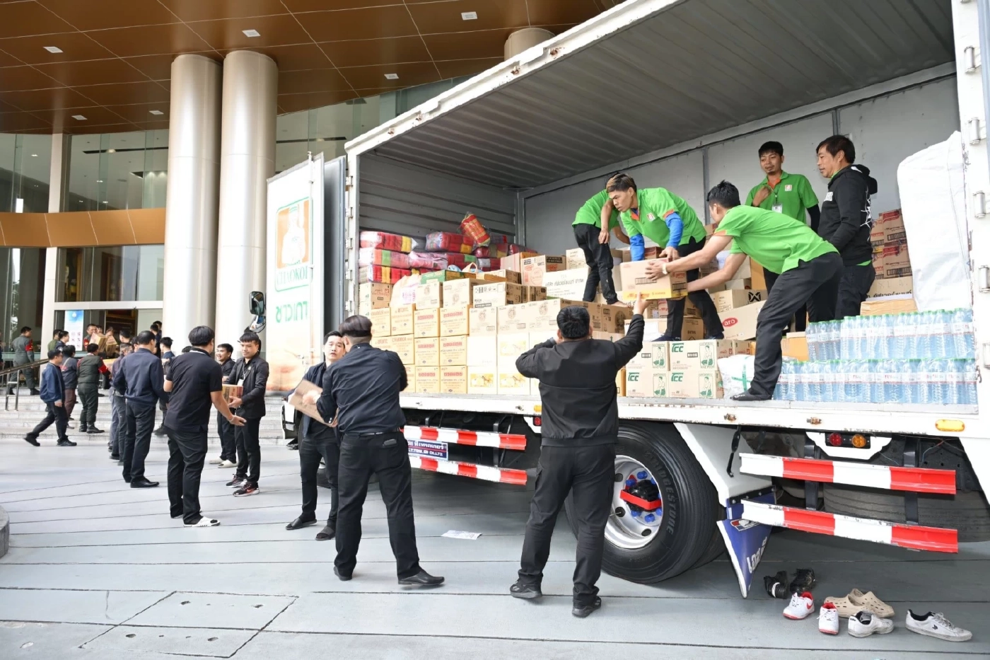 ปธ.ศาลฎีกาปล่อยคาราวาน ขนเสบียงส่งช่วยประชาชนประสบภัยน้ำท่วม