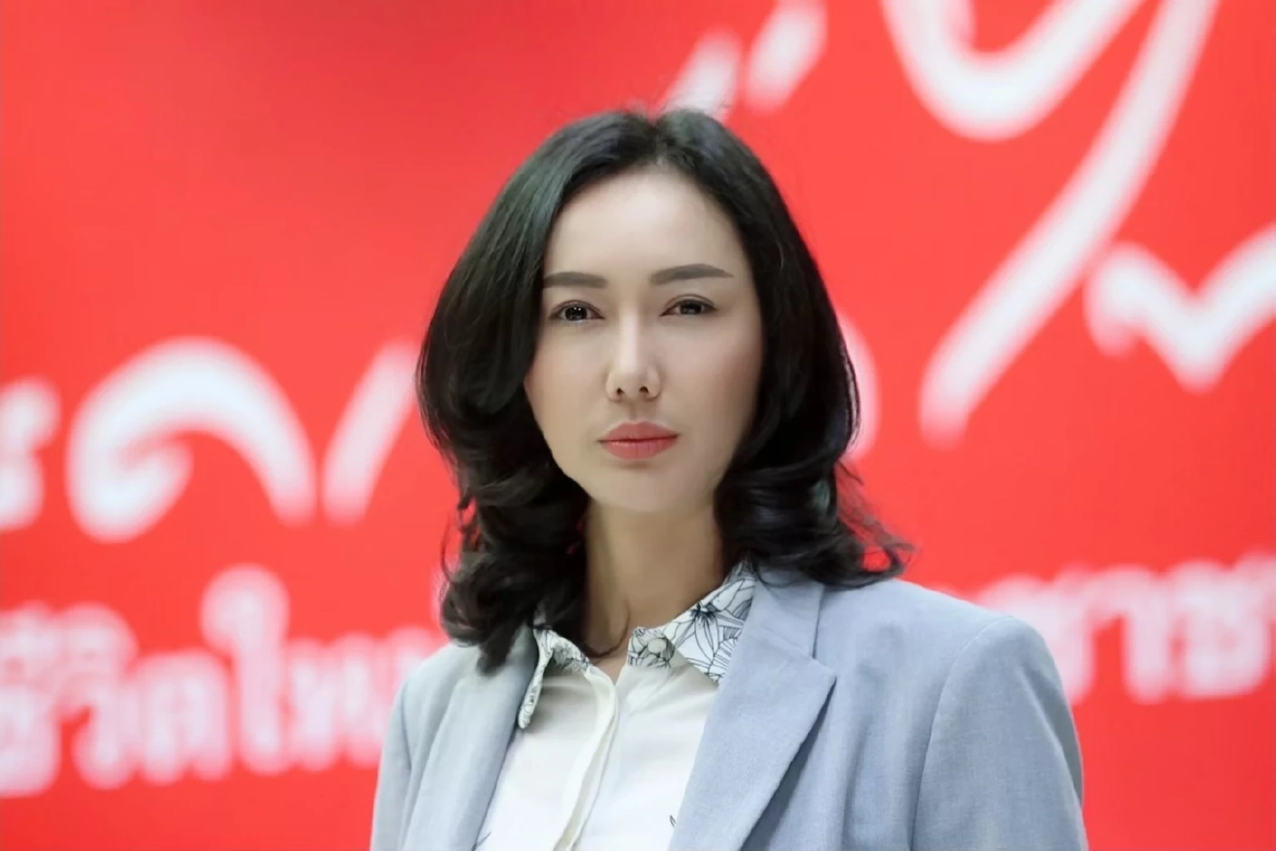 น.ส.ลิณธิภรณ์ วริณวัชรโรจน์ อดีต รมช.ศึกษาธิการ และรองเลขาธิการพรรคเพื่อไทย 