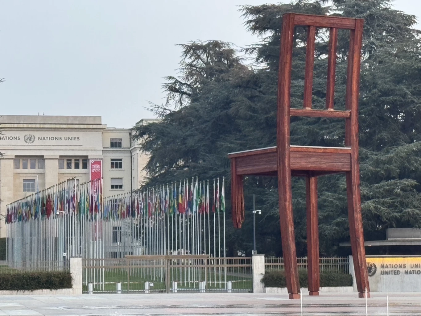 ประติมากรรมเก้าอี้สามขา บริเวณหน้า UN กรุงเจนีวา