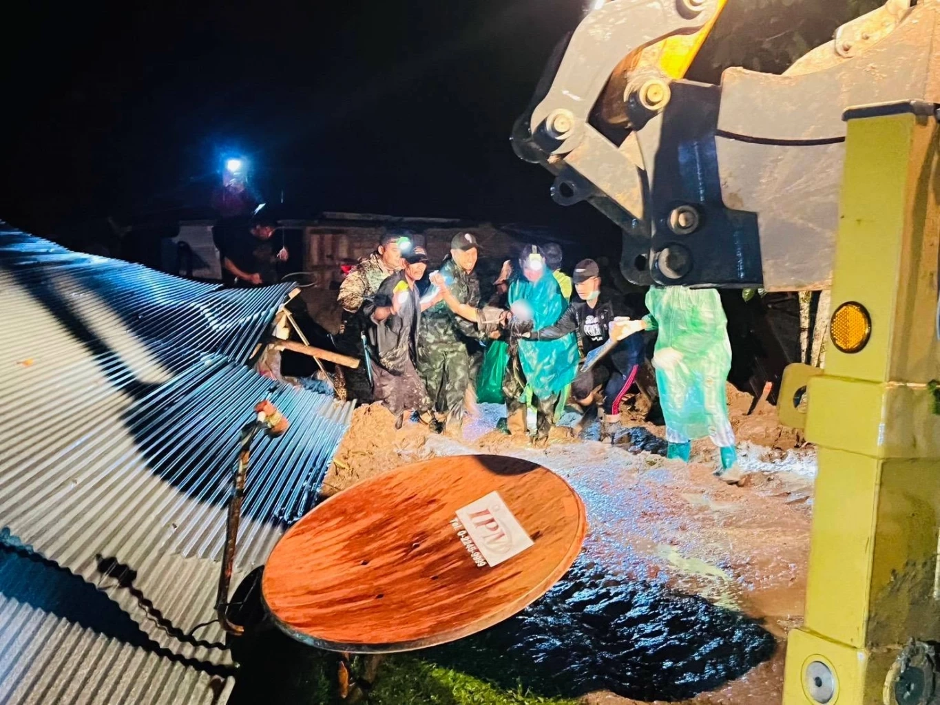 ระทึกกลางดึก! ผู้พัน ร.152 พัน 1 แบกร่างผู้เสียชีวิตฝ่าดินโคลนออกจากบ้านถล่ม ยะลา