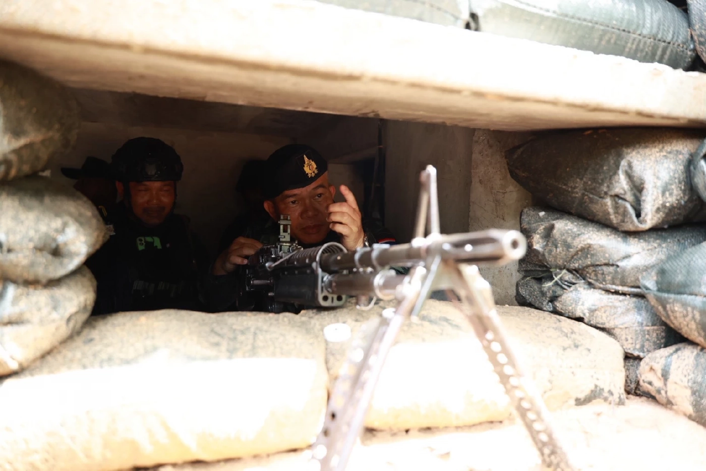 แม่ทัพ 2 เร่งสร้างหลุมหลบภัย-บังเกอร์ ปกป้องทหาร-ชาวบ้าน