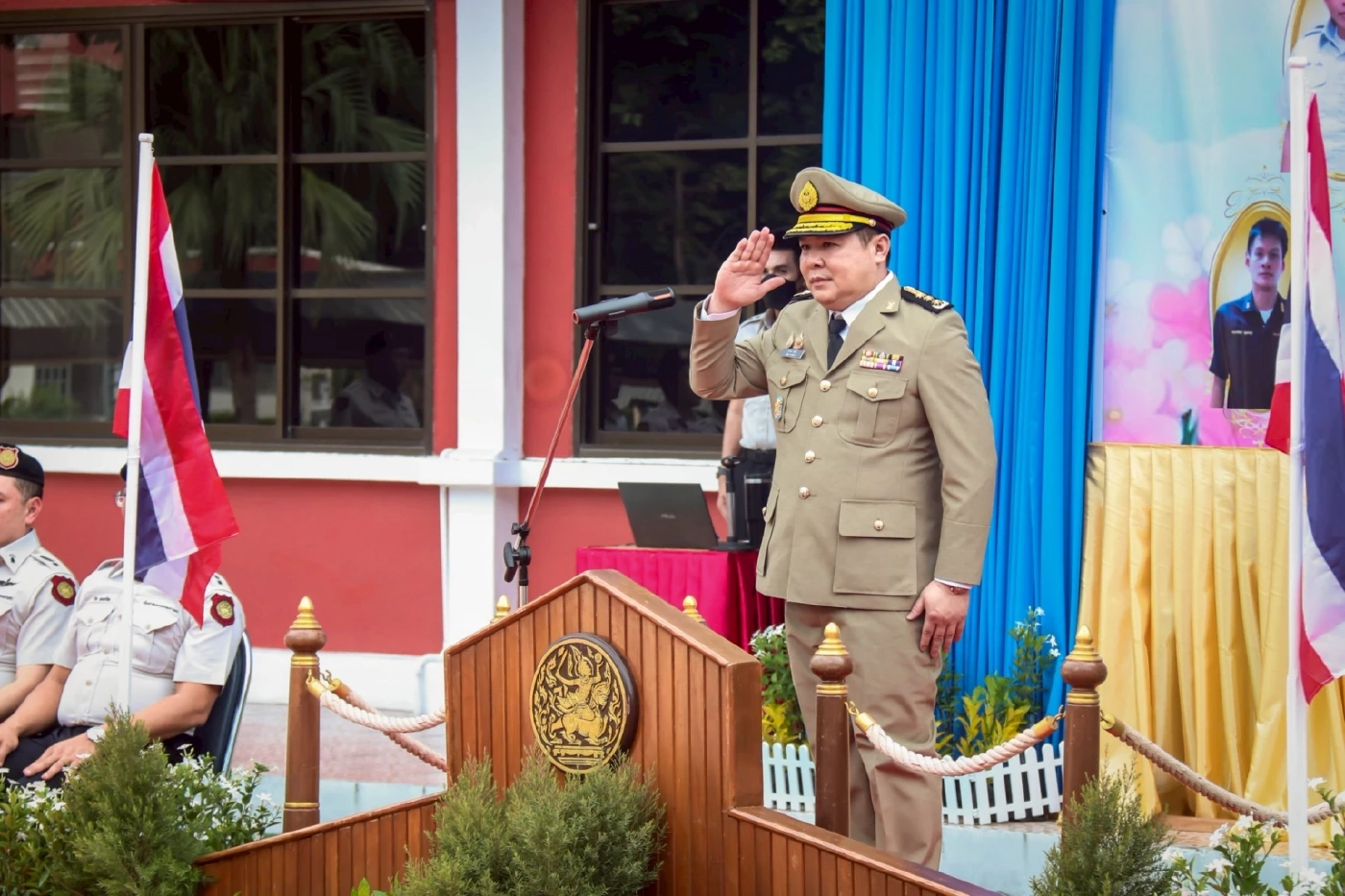 มานพ ชมชื่น