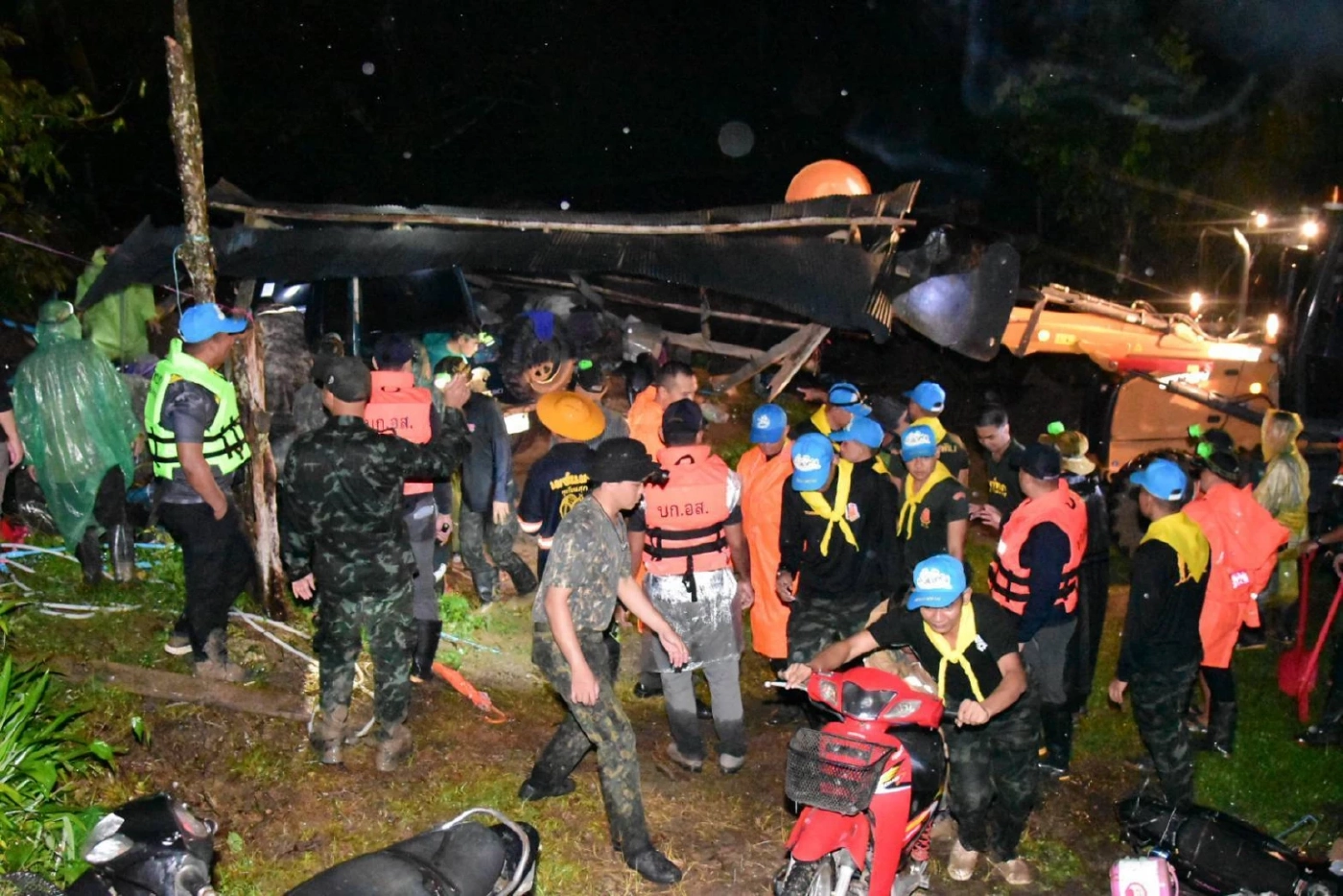 ระทึกกลางดึก! ผู้พัน ร.152 พัน 1 แบกร่างผู้เสียชีวิตฝ่าดินโคลนออกจากบ้านถล่ม ยะลา