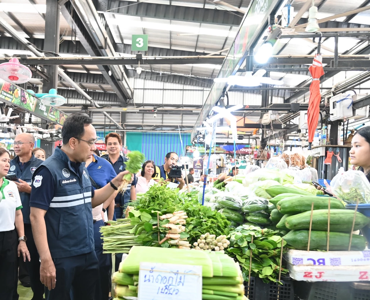 พาณิชย์สั่งตรึงราคาผักชีปลายฝน คาดราคาลดลงสัปดาห์หน้า