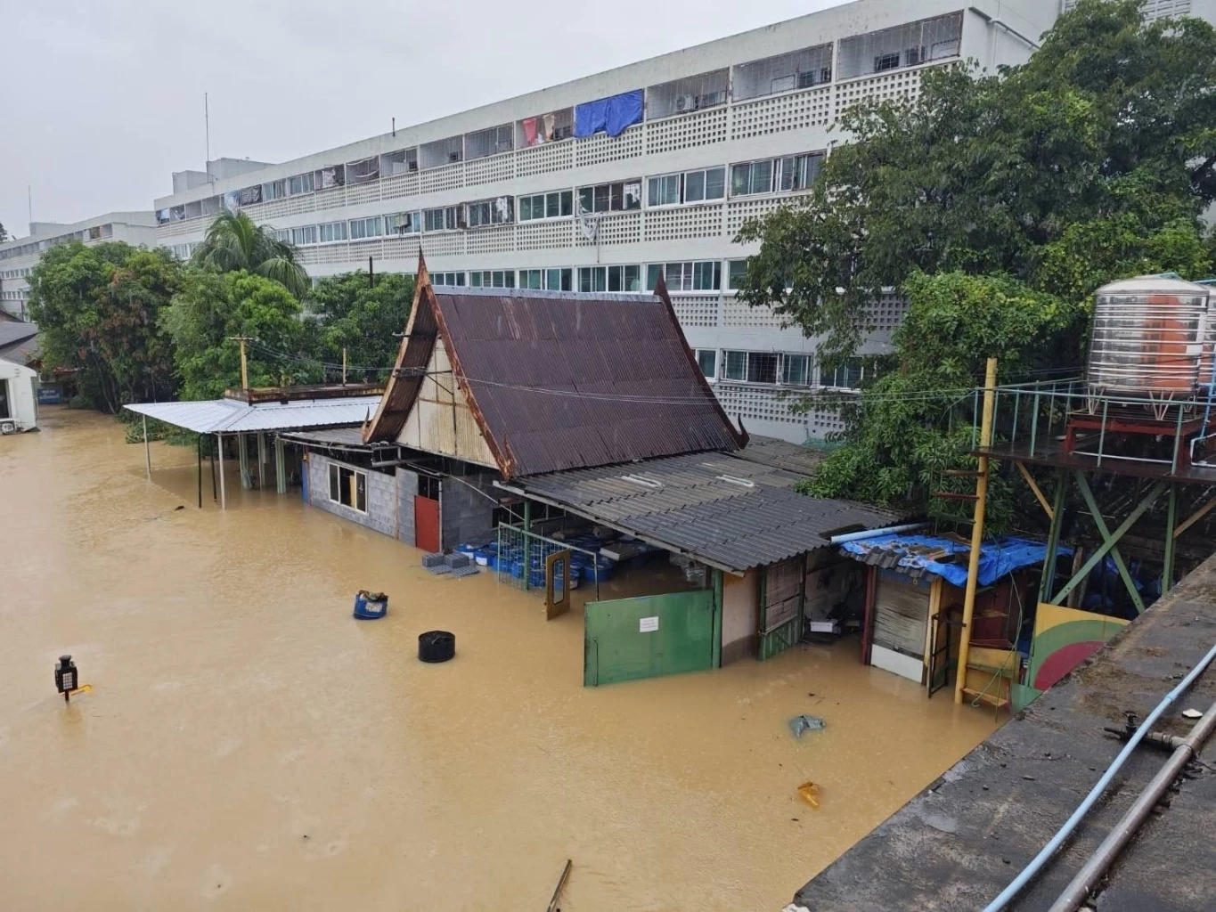 "การรถไฟฯ" ปรับเปลี่ยนสถานีต้นทาง –ปลายทาง  8 ขบวน และงดเดินอีก 22 ขบวน หลังน้ำท่วมทางรถไฟสายใต้