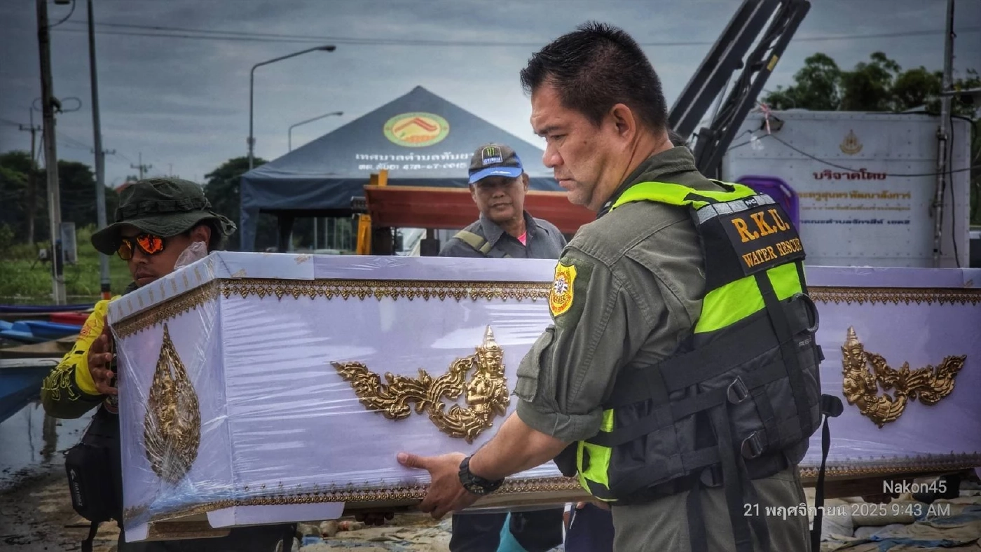 "ร่วมกตัญญู" ลุยน้ำท่วม นำร่าง คุณตาวัย 94 ปี ที่เสียชีวิต ออกจากบ้านในอินทร์บุรีไปส่งวัด