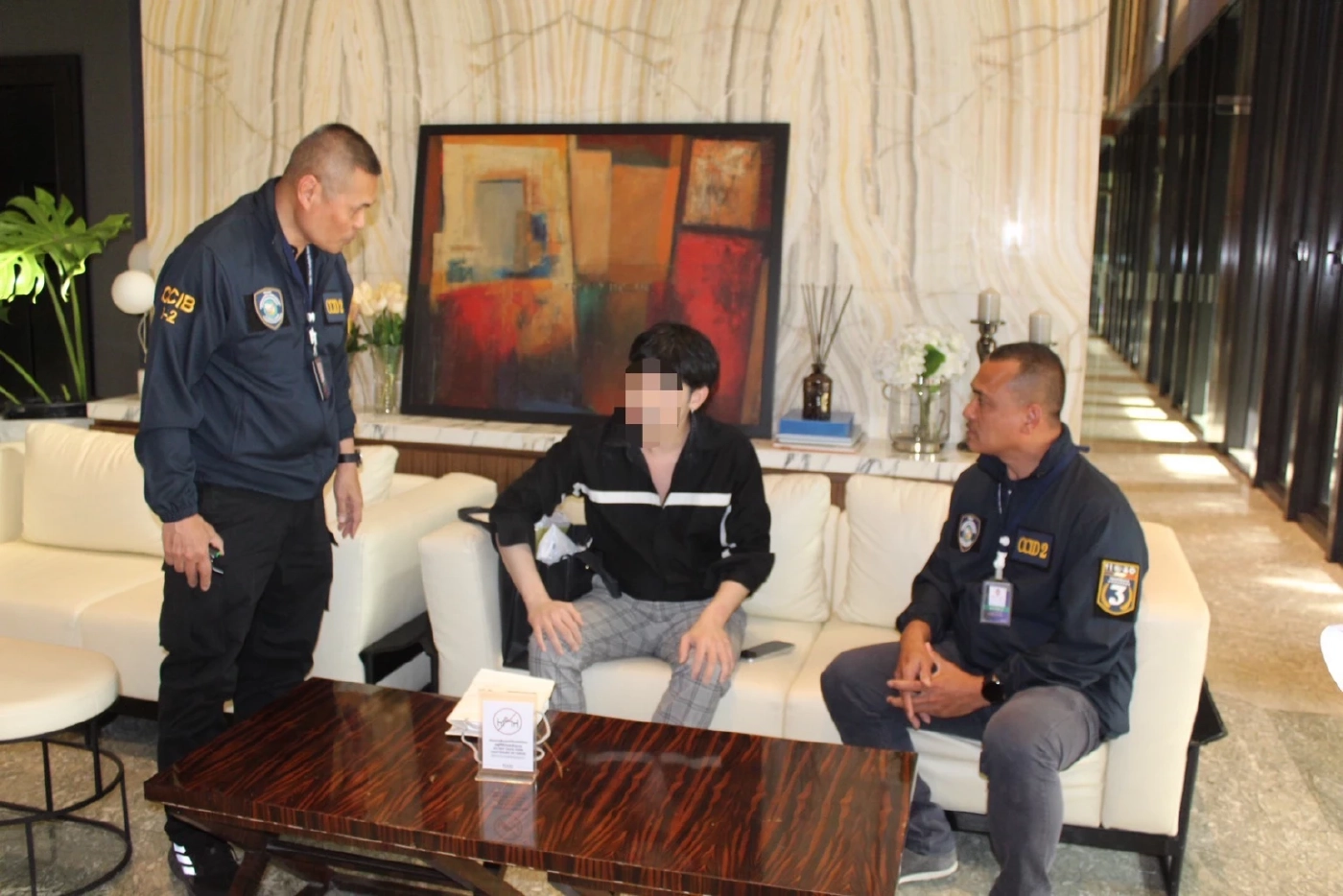 ตำรวจไซเบอร์ ค้นคอนโดหรู จับลูกชายเจ้าของยาดมสมุนไพรยี่ห้อดัง