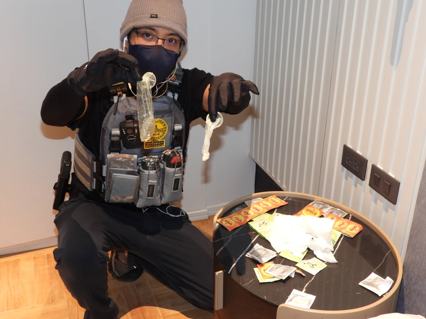 บุกทลายปาร์ตี้ยาเสพติด เปิดโรงแรมกลางกรุง