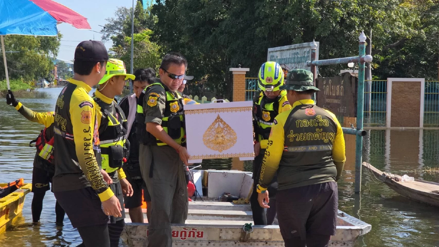 "ร่วมกตัญญู" ฝ่าน้ำท่วมนำร่าง ผู้เสียชีวิต ออกจาก รพ.อินทร์บุรี ไปส่งบำเพ็ญกุศลที่วัด (มีคลิป)