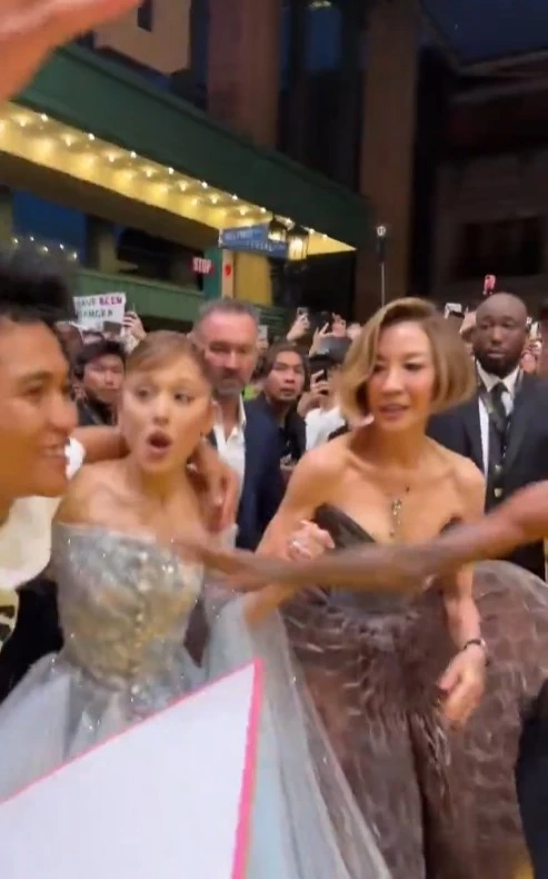 "อารีอานา กรานเด" โดนอินฟลูดังบุกประชิดตัวที่สิงคโปร์