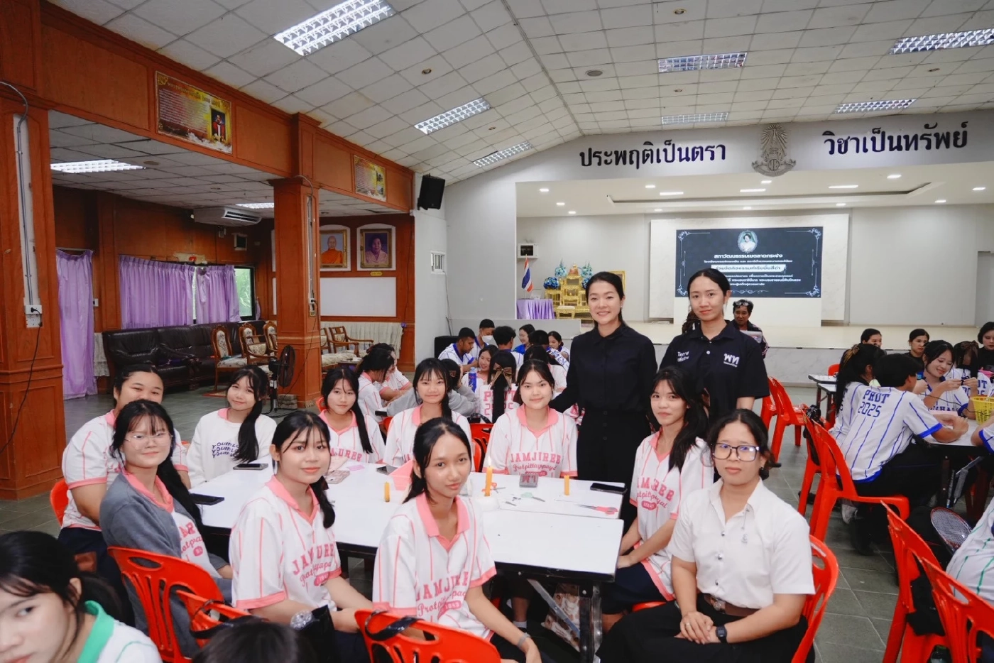 สภาวัฒนธรรม กทม.จัดกิจกรรมทำริบบิ้นสีดำ ถวายเป็นพระราชกุศล