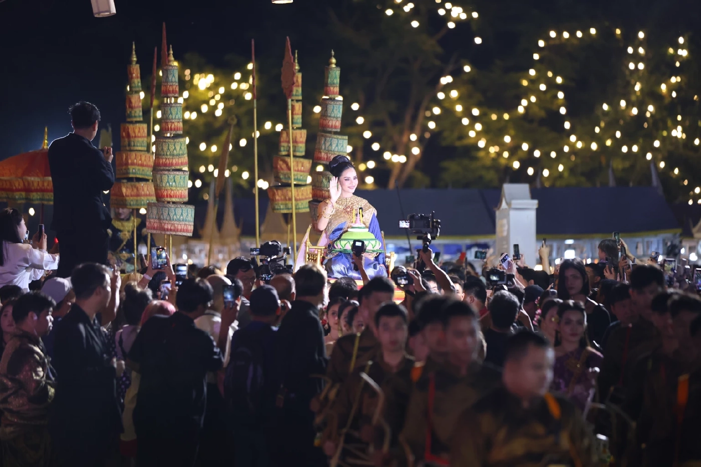 ประมวลภาพความงดงาม Maha Loi Krathong อยุธยา รำลึกพระพันปีหลวง