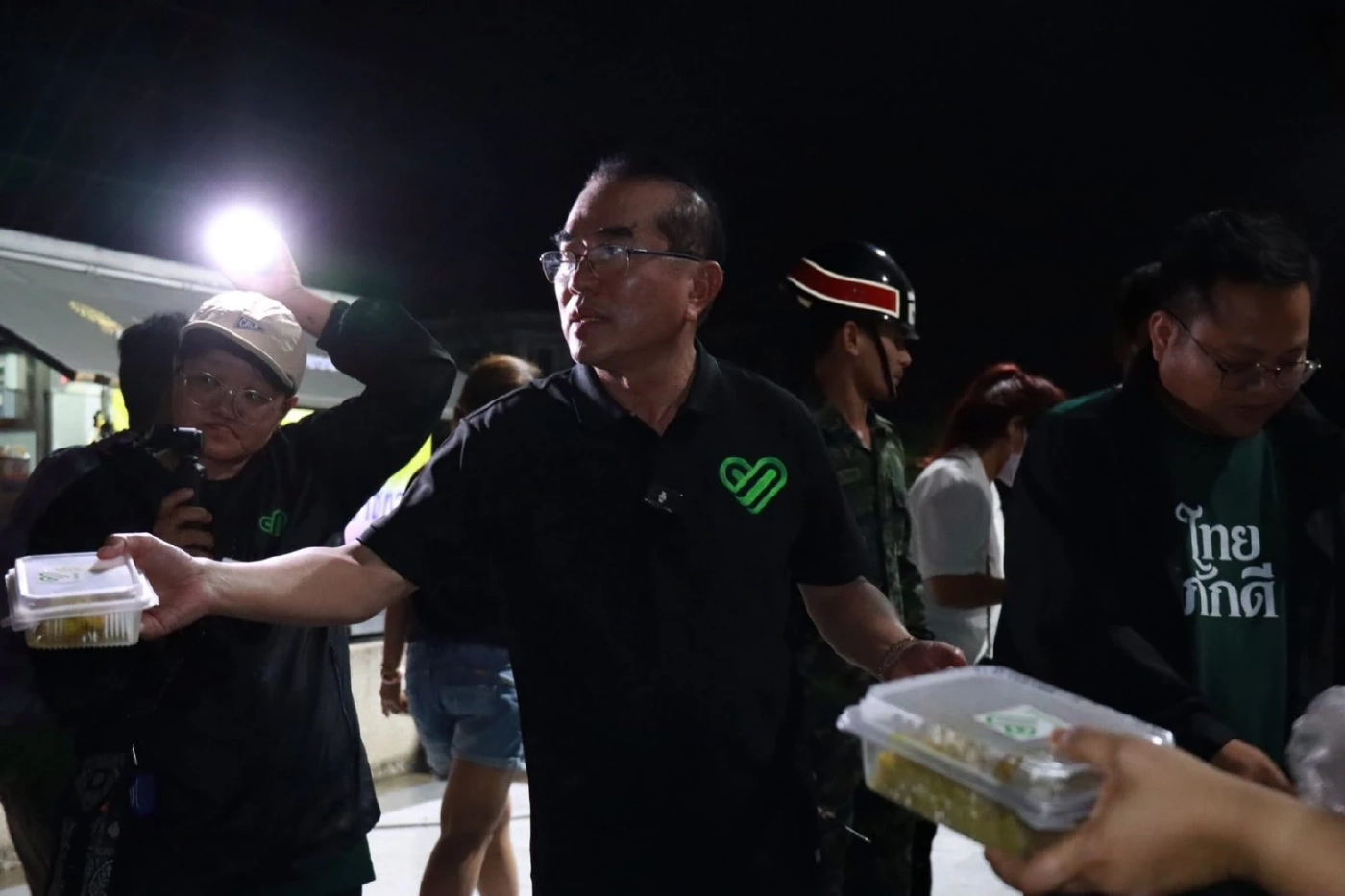 นพ.วรงค์ เดชกิจวิกรม หัวหน้าพรรคไทยภักดี  จัดทำข้าวกล่อง แจกจ่ายผู้ประสบอุทกภัยหาดใหญ่ 