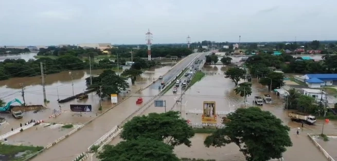 รพ.ป่าโมก เร่งทำพนังป้องมวลน้ำทะลัก เผยอ่วมสุดในรอบ 40 ปี