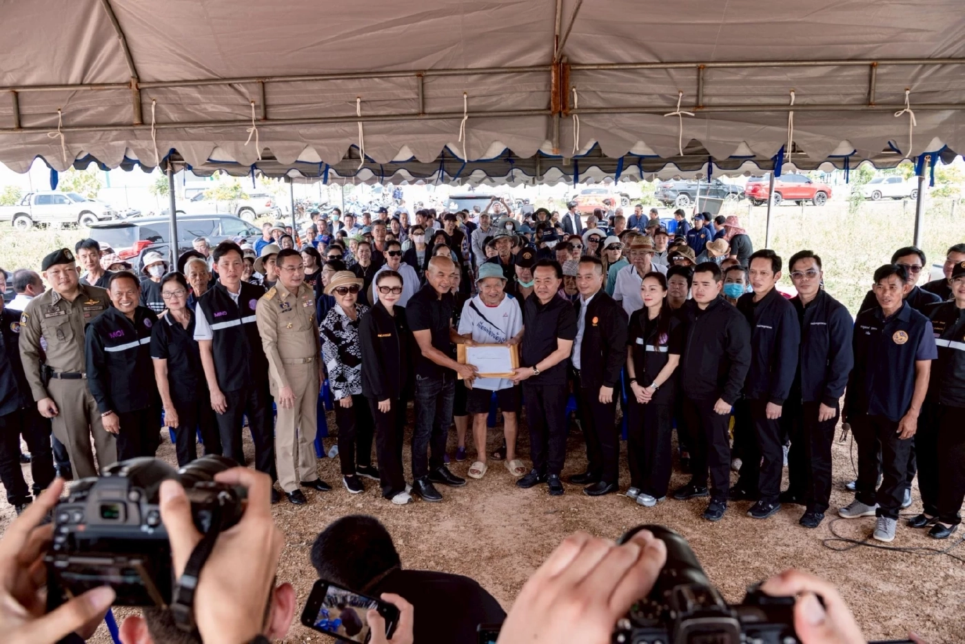 รมช.อุตฯ ลงพื้นที่เขาย้อยฟังชาวบ้านค้านโรงงานน้ำมันยางเก่า