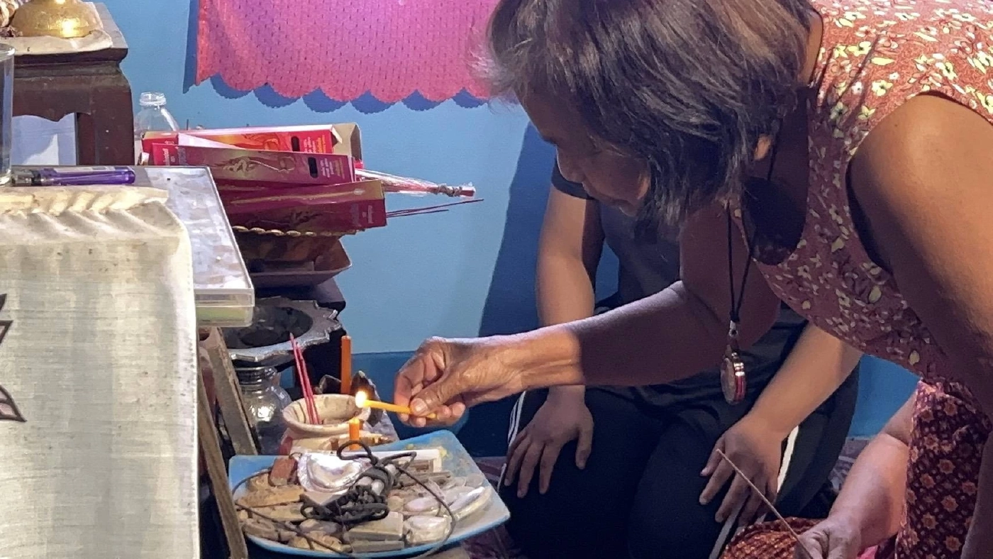 แม่ "จ.ส.อ.เทิดศักดิ์" วิงวอนสิ่งศักดิ์สิทธิ์ คุ้มครองลูกชาย หลังเหยียบกับระเบิด (มีคลิป)