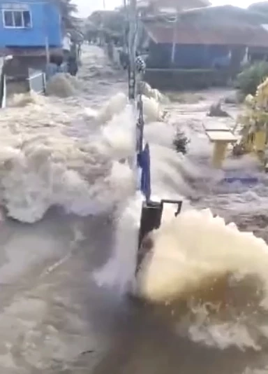 อัปเดตน้ำท่วมสิงห์บุรี คันดินแตก 2 จุด แจ้ง 11 ตำบล ขนของขึ้นที่สูง