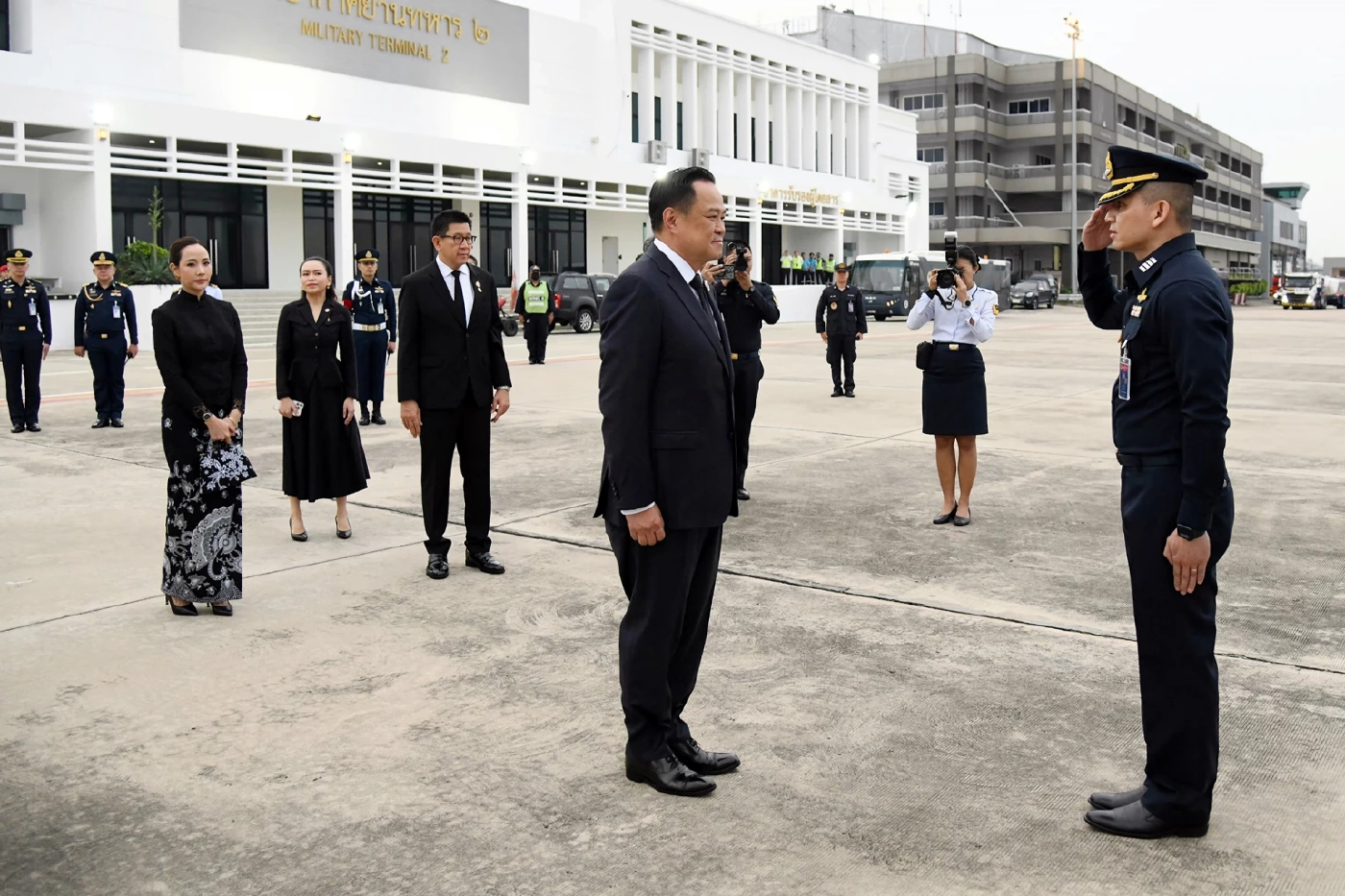 นายกฯ อนุทิน เลี่ยงตอบปมร้อนปล่อยเชลยศึกกัมพูชา ก่อนบินกระชับสัมพันธ์ "สิงคโปร์"