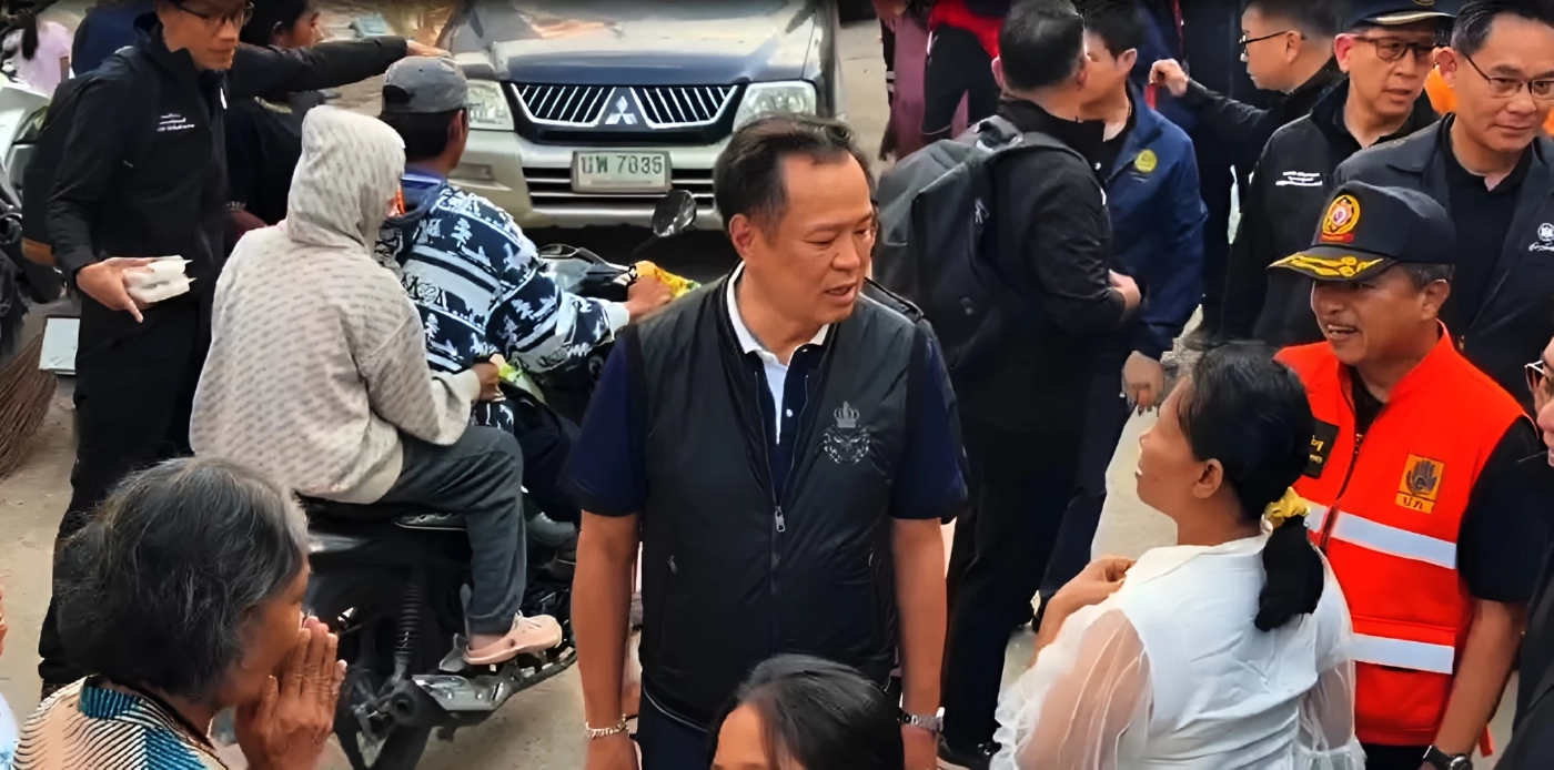 เปิดคลิป! "นายกฯ" ลงหาดใหญ่ แจกถุงยังชีพ ย้ำ ปชช.อย่าลืมลงทะเบียนรับเงินเยียวยา 9,000 บาท