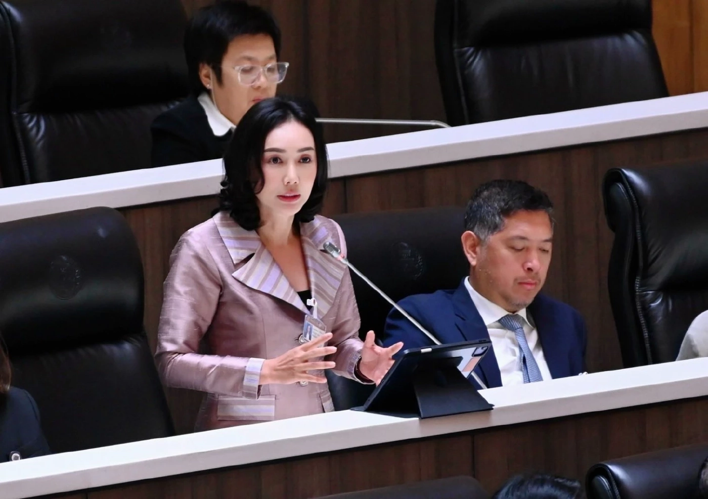 น.ส.ลิณธิภรณ์ วริณวัชรโรจน์ รองเลขาธิการพรรคเพื่อไทย 